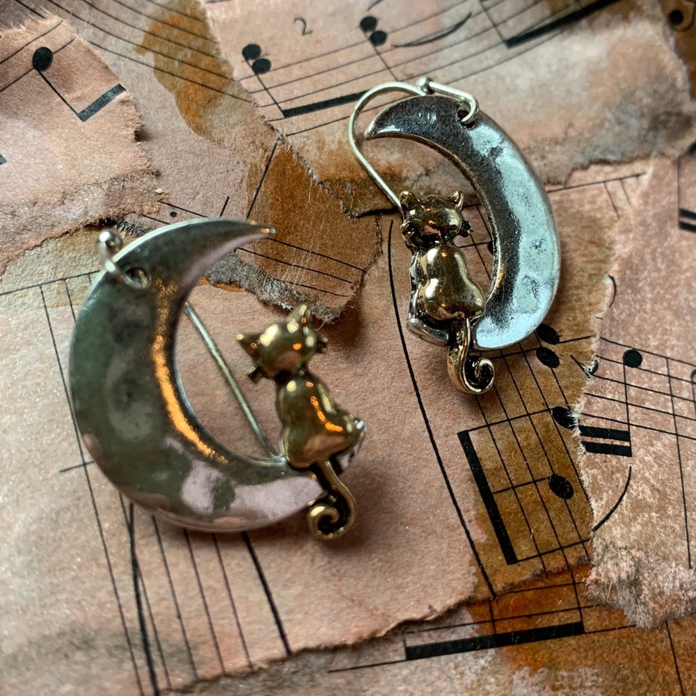 Moon and Cat Earrings - Silver / Gold Earrings Jewelry| Cat Lover